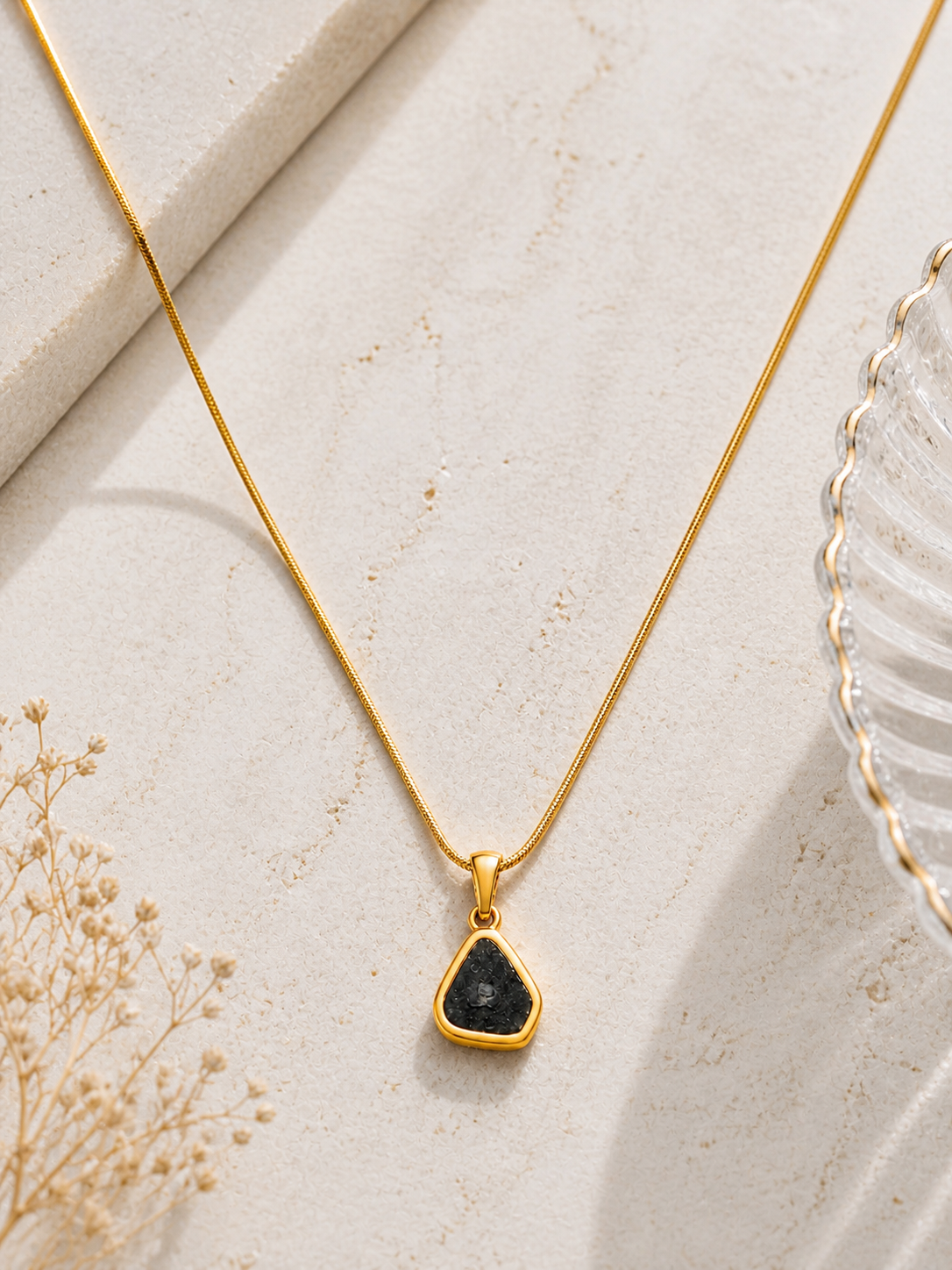 Radiant Crystal Gold Necklace – Minimal Luxury, Maximum Sparkle